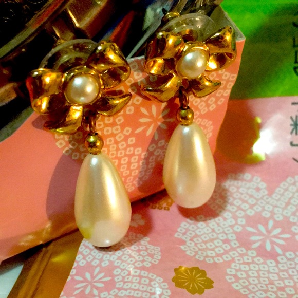 🆑🫧 CLEARANCE!🏷️ Gold-tone Ribbon and Faux Pearl Earrings Vintage - Picture 11 of 16